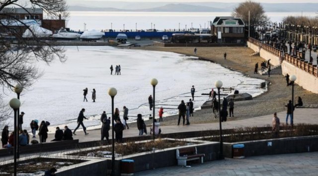 Vladivostok citizens risk their lives walking on melting ice Vladivostok citizens risk their lives walking on melting ice
