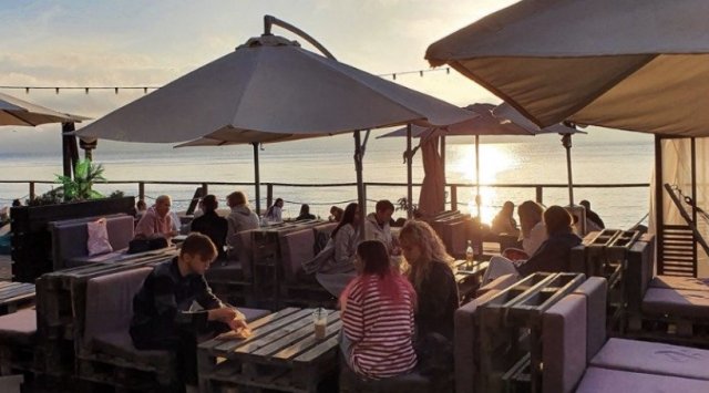 Vladivostok’s terrasses are full with people even though the self isolation hasn’t been cancelled yet Vladivostok’s terrasses are full with people even though the self isolation hasn’t been cancelled yet