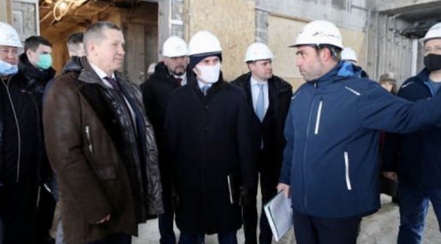 Yurii Trutnev and Oleg Kozhemiako visited the construction site of «Okura» hotel in Vladivostok